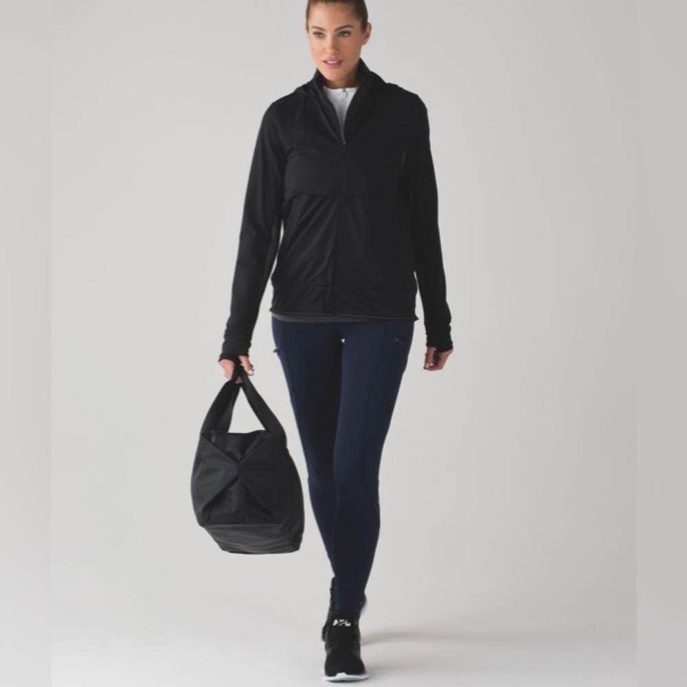 Lululemon Kicking Asphalt Jacket in black. Size 6